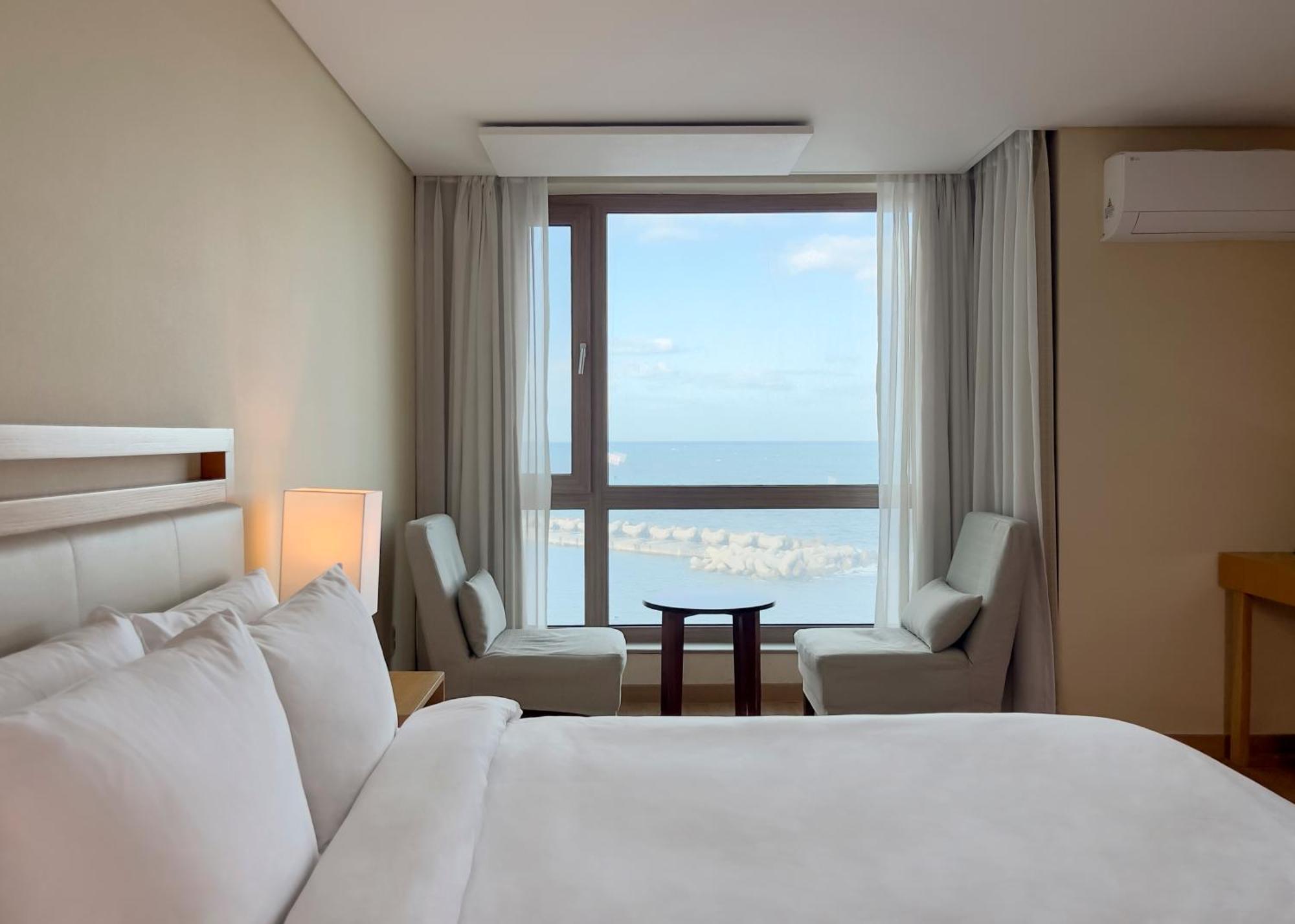 Ocean Suites Jeju Hotel Room photo